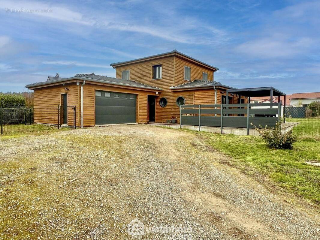 Maison en ossature bois, bardage traité à l'huile pour un rendu toujours aussi beau 10 ans après la construction - Maison à BRAS-SUR-MEUSE
