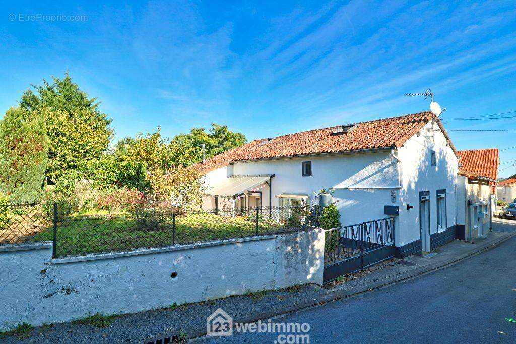 Au c½ur de Civray, à proximité des écoles, collèges, lycées et commerces, - Maison à CIVRAY