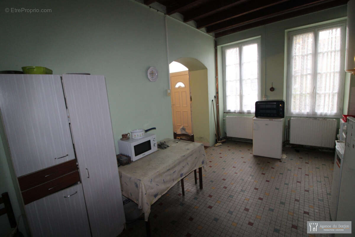 Maison à SAINT-GENIS-DE-SAINTONGE