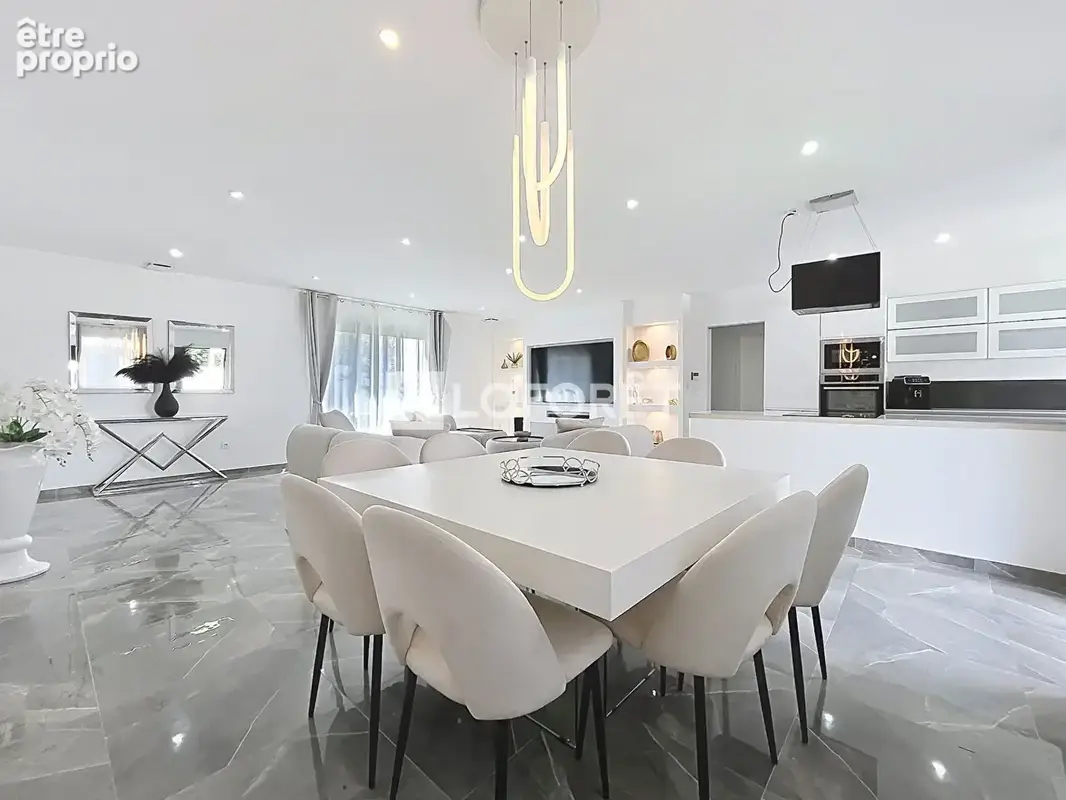 Lunel - Belle villa d'environ 140 m² entièrement rénovée dans un esprit contemporain avec piscine + studio indépendant - photo 6