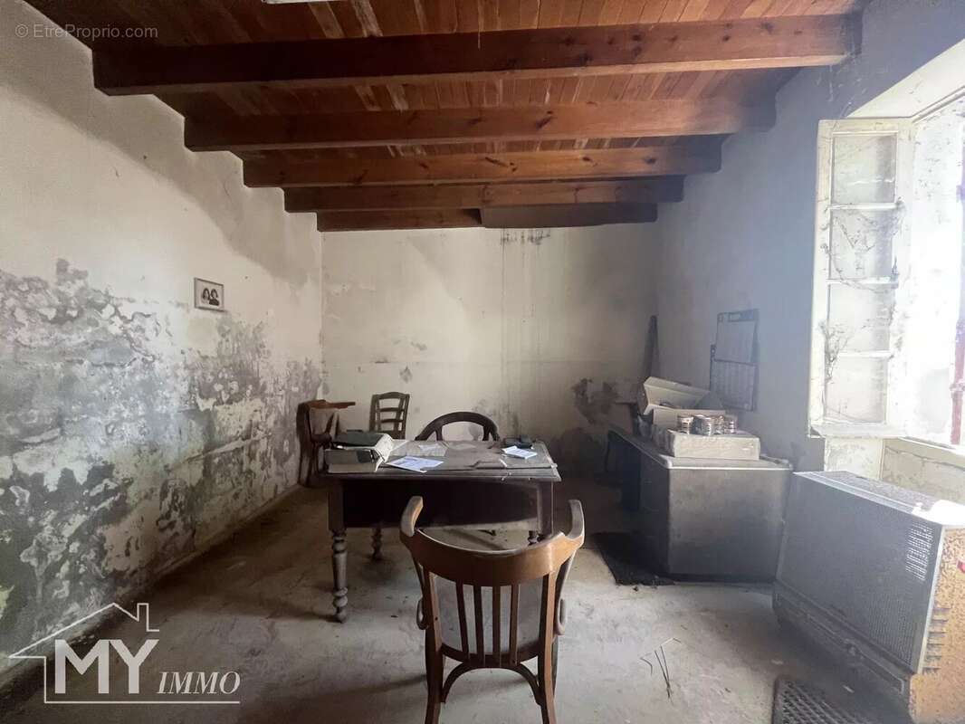 Commerce à MOULIETS-ET-VILLEMARTIN