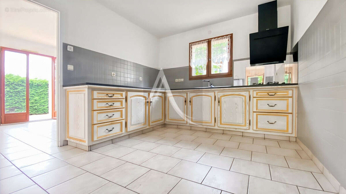 Maison de plain-pied avec jardin paysagé et dépendance à Saint-Vite - photo 11