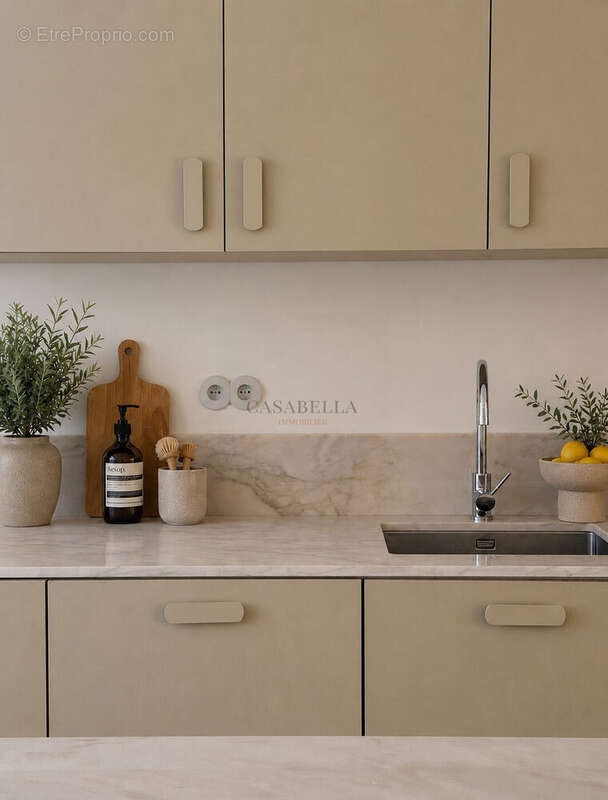 quelques décorations en plus dans cette magnifique cuisine équipée - Appartement à AJACCIO