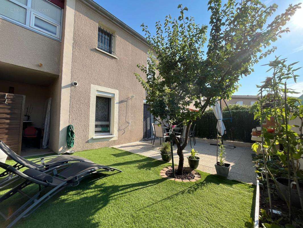 Pavillon T4 avec terrasses, jardin, parking et garage. Parfait état - photo 19