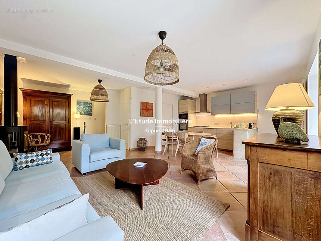 A VENDRE Maison Caluire LE BOURG 6 pièce(s) 136.30 m2 avec jardinet et Terrasse - photo 4
