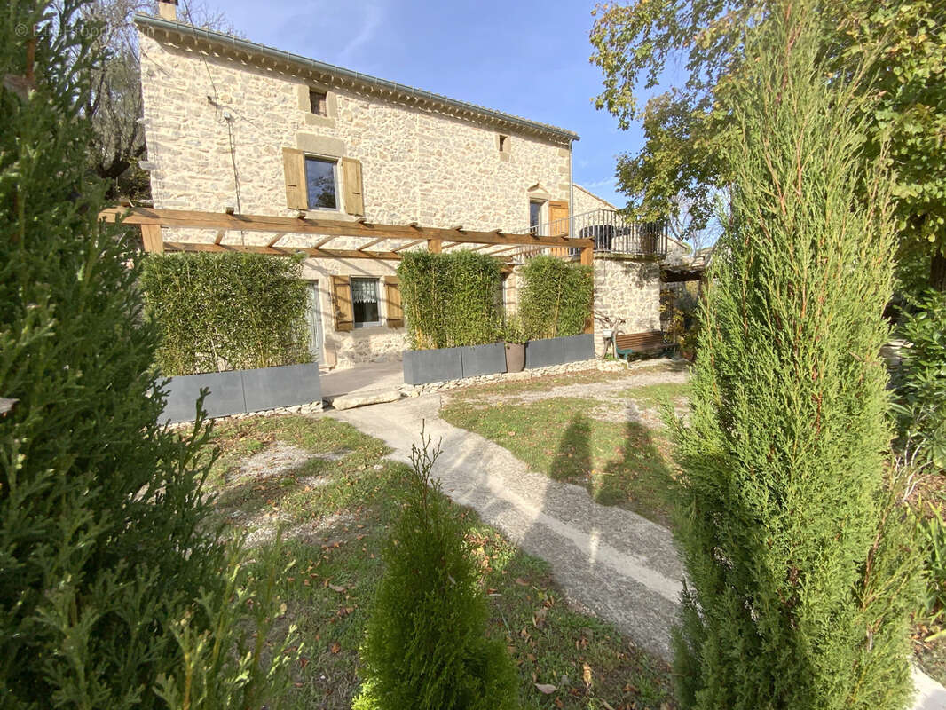 Maison en pierre rénovée avec jardin arboré. - photo 3