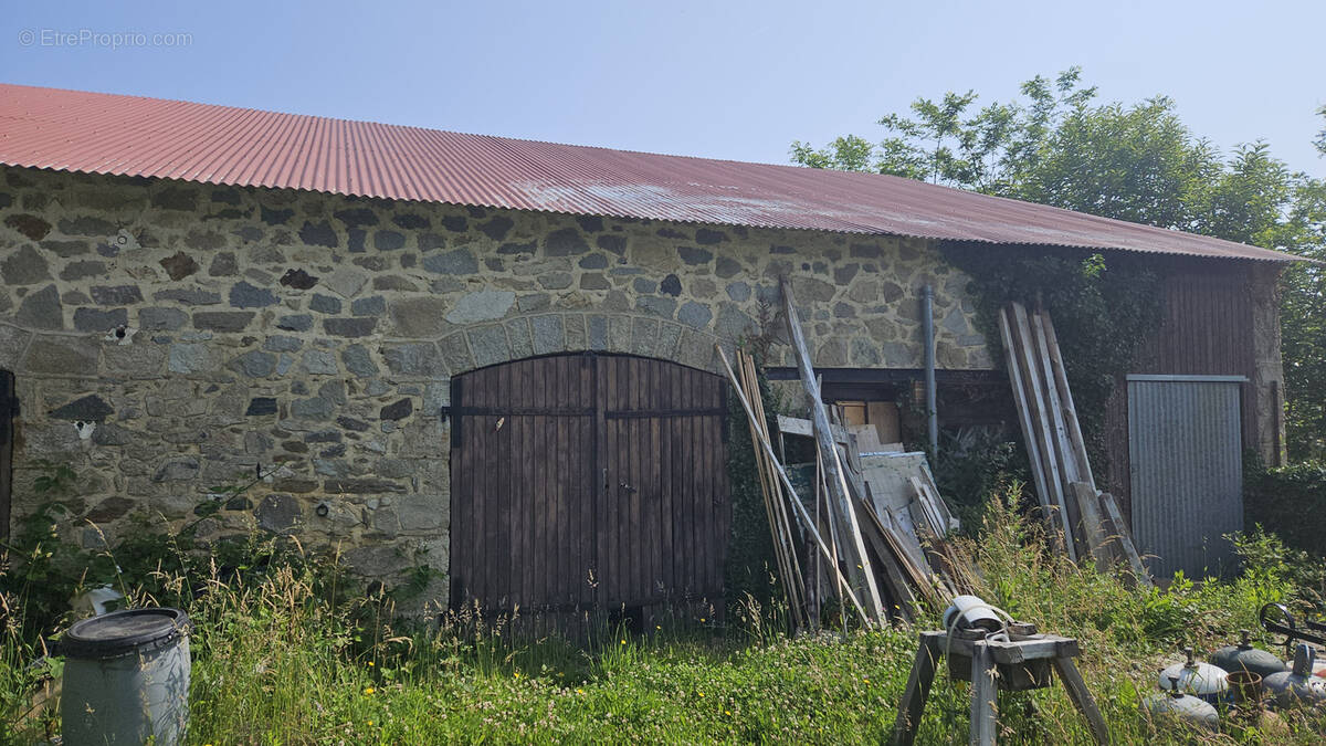 Parking à SAINT-HILAIRE-LES-PLACES