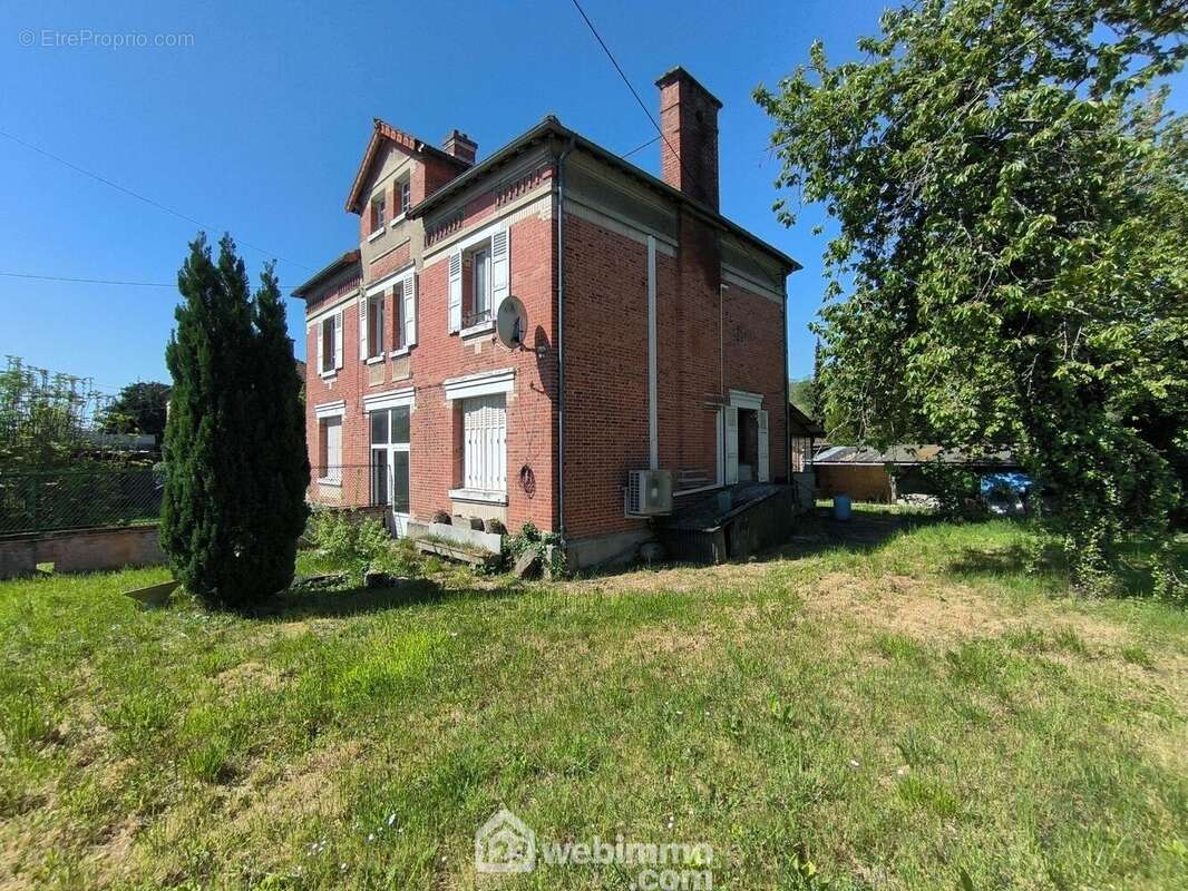 Belle maison de caractère d&#039;une surface habitable de 145 m² - Maison à VAILLY-SUR-AISNE