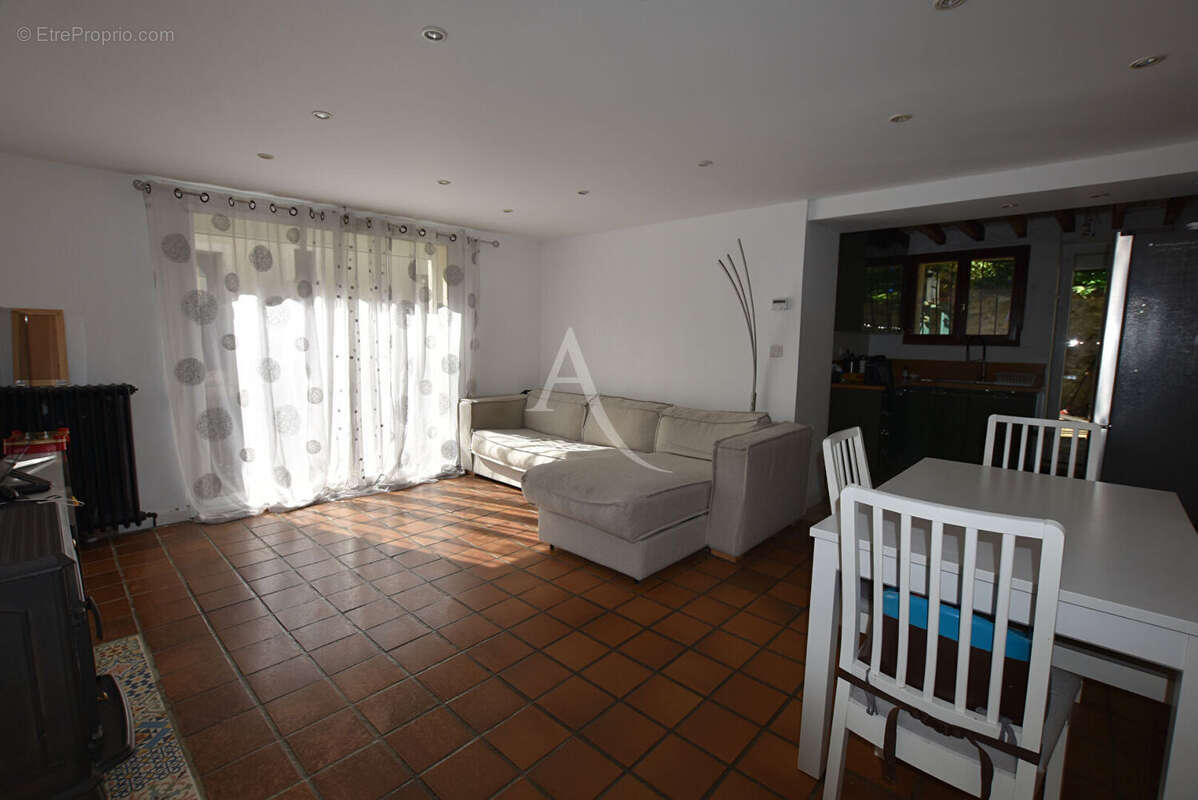 Maison à VARENNES-JARCY