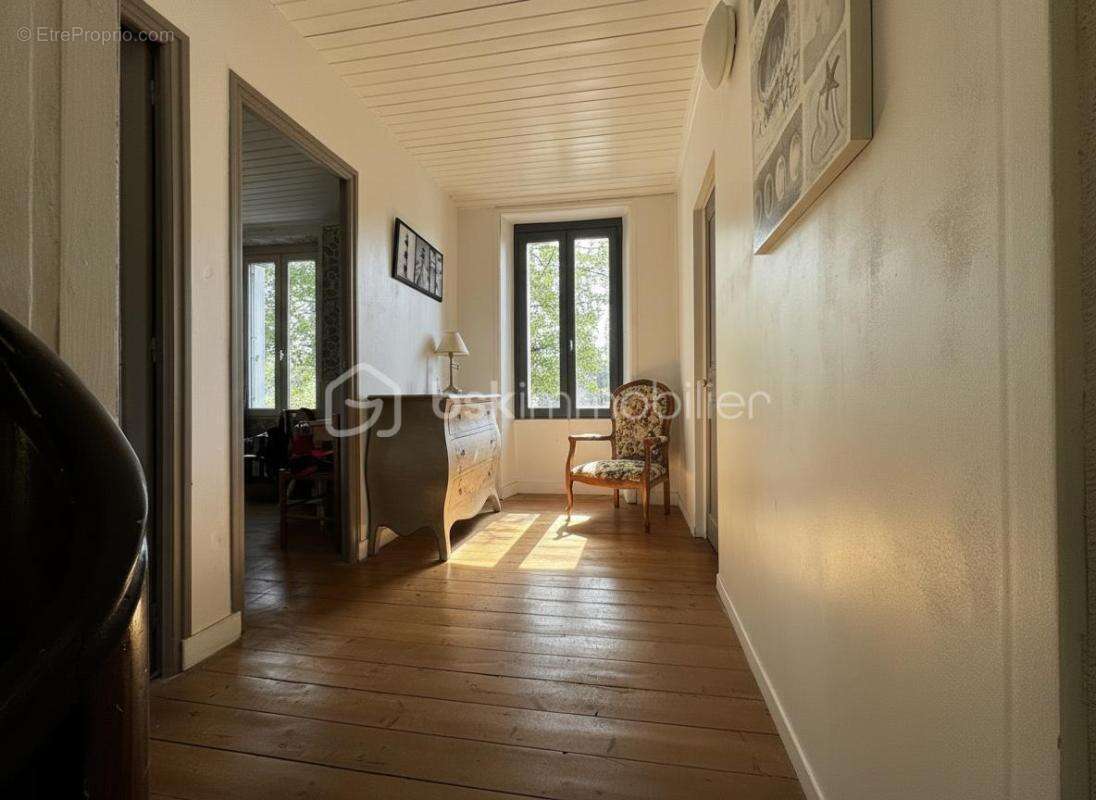 Maison de caractère 8 pièces avec jardin clos et potentiel d’évolution - photo 8
