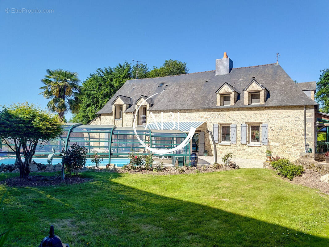 Maison 250 m² à Saint-Georges-Buttavent  - photo 4