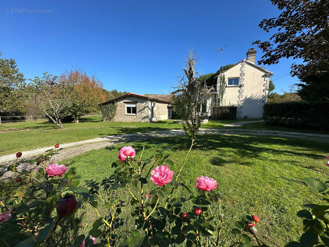 Maison à SAINT-CHRISTOPHE-DE-DOUBLE
