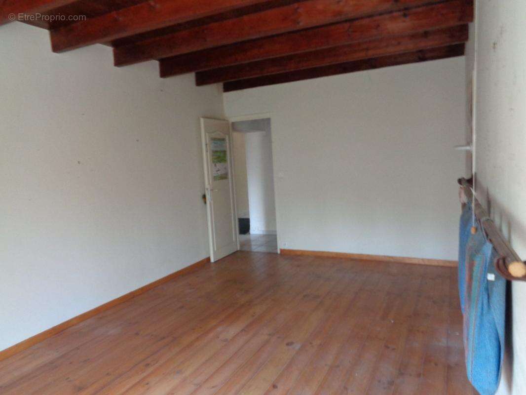 Maison à CLUSSAIS-LA-POMMERAIE