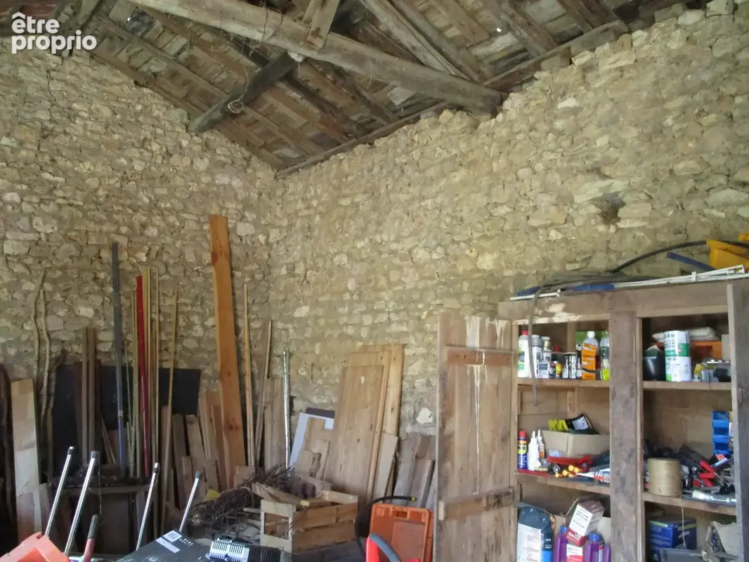 Couhé Plain-pied et entrepôt de 350 m2 environ. - photo 16