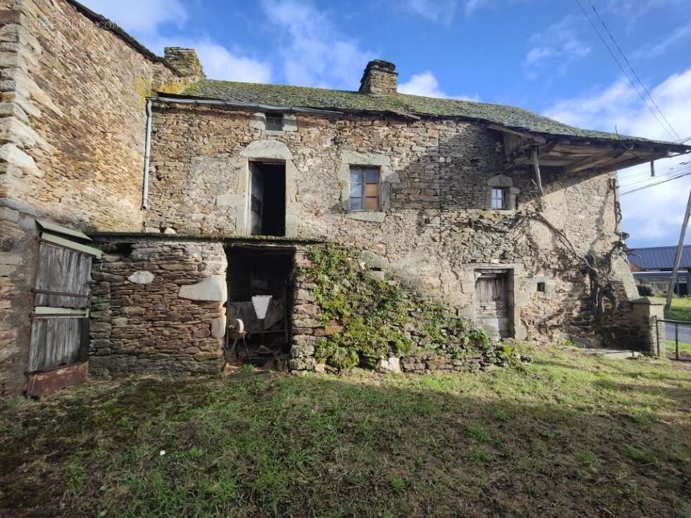 Charmante maison en pierres a renover avec dependances - photo 10