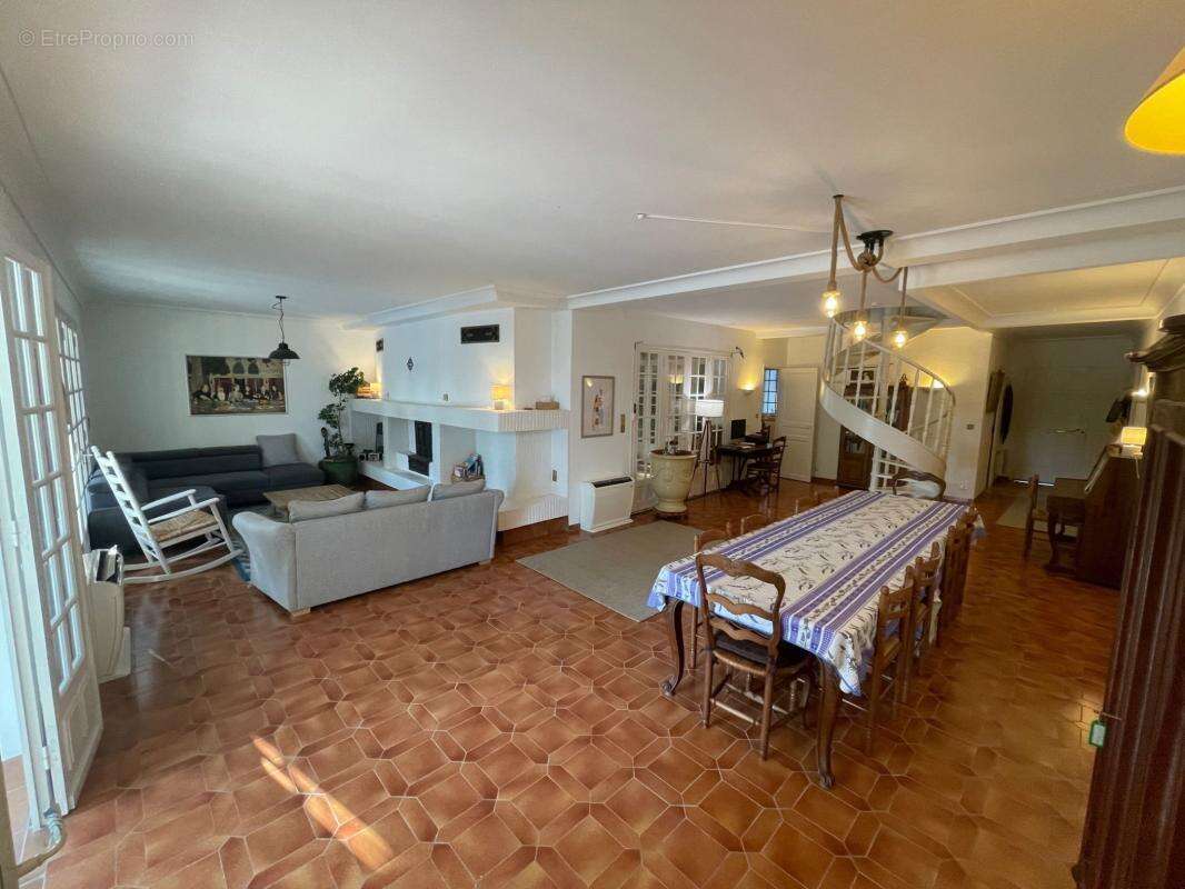 Villa familiale avec piscine, terrasses et grand jardin paysagé - photo 5