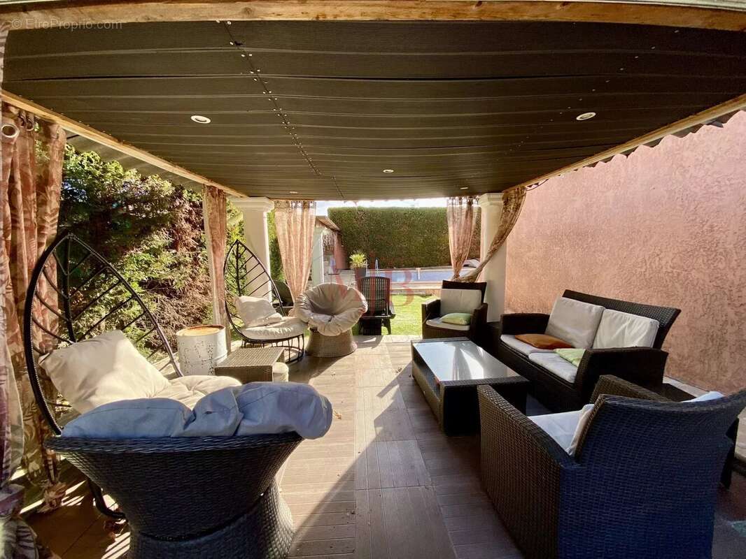 Maison à CHATEAUNEUF-LE-ROUGE