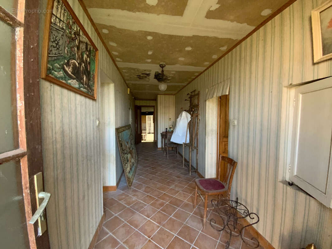 Maison à NIEUL-LE-VIROUIL