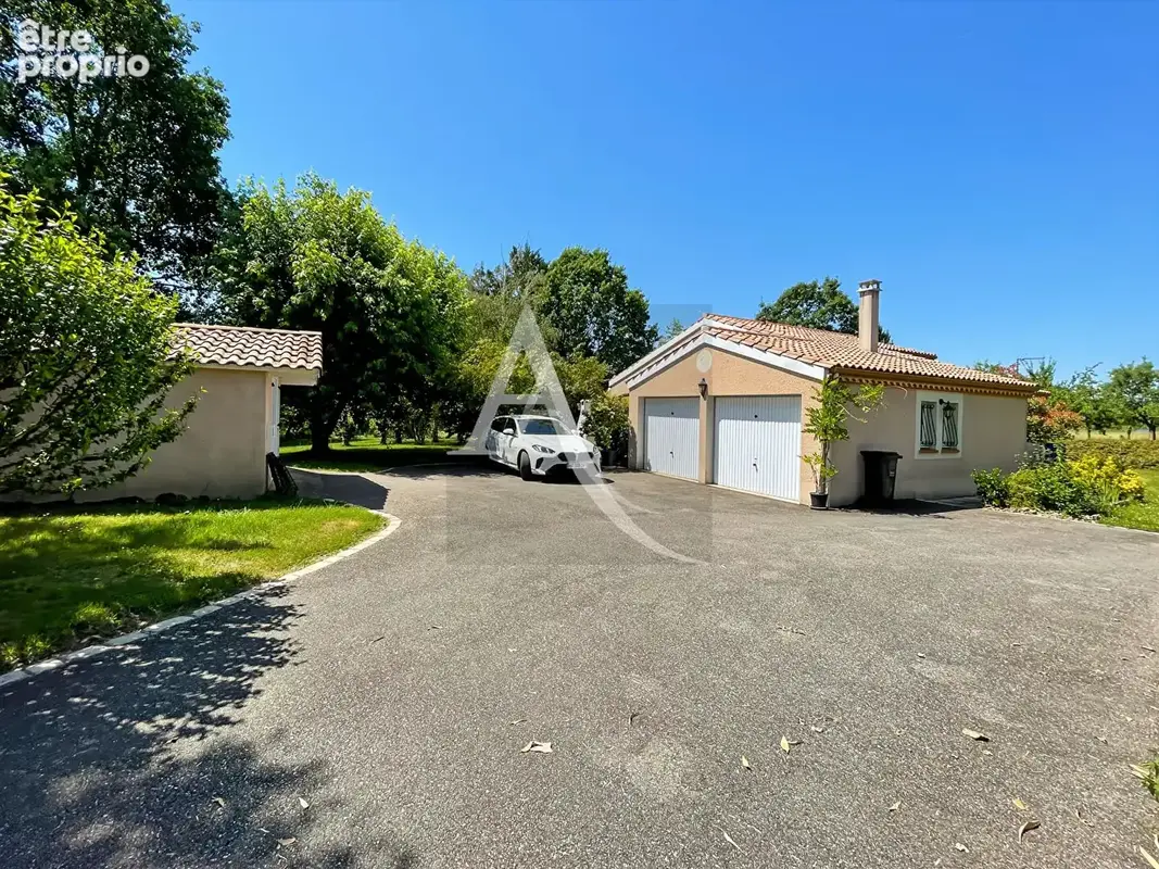 Maison de plain-pied avec piscine et divers garages - 3 chambres - photo 3