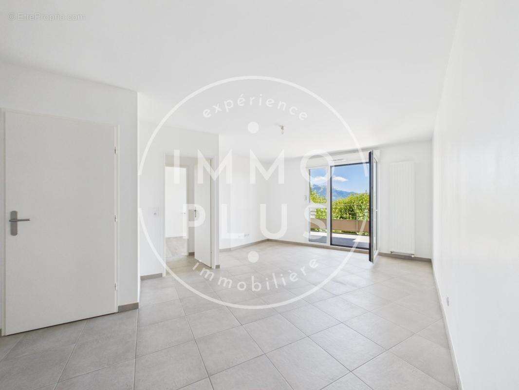 Vente - Appartement - 3 pièces + cuisine - 65,55 m² - 390 000 € - photo 2