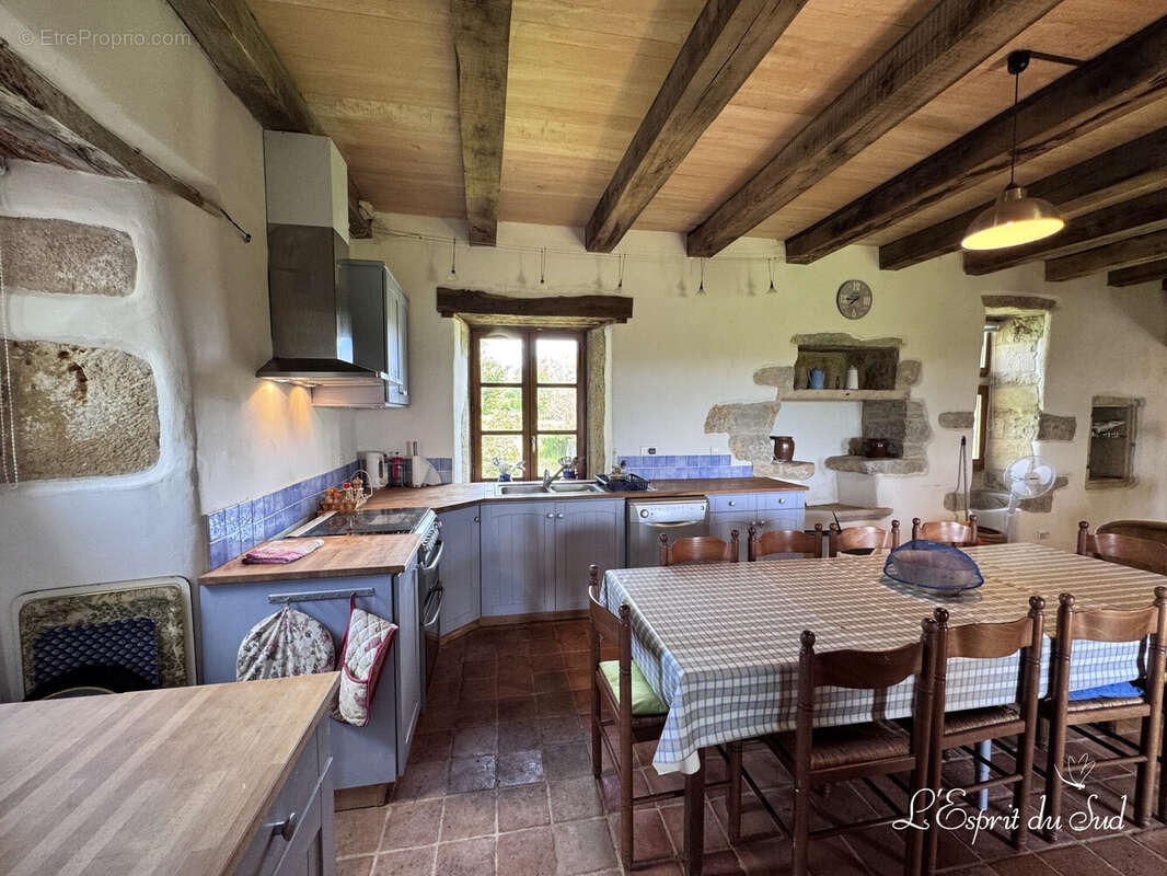 Cuisine - Maison à PUYLAGARDE