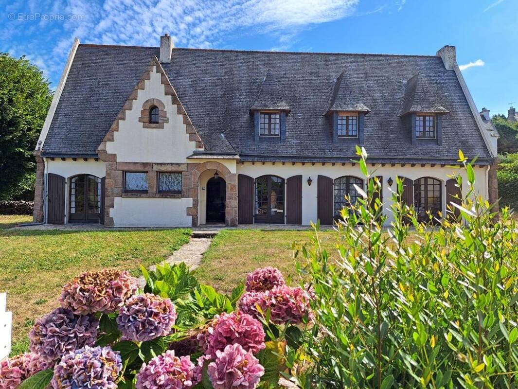 Maison à LA ROCHE-DERRIEN
