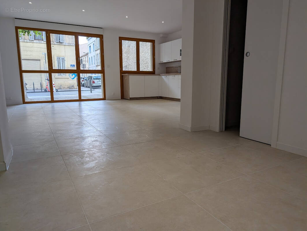 Commerce à MARSEILLE-5E