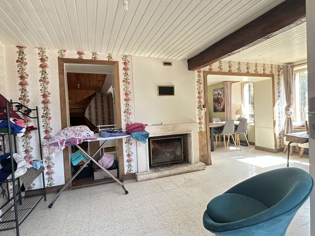 Une maison en pierres et tuiles de pays d'environ 160m2 comprenant: -Au rez-de-chaussée: cuisine aménagé avec - photo 7