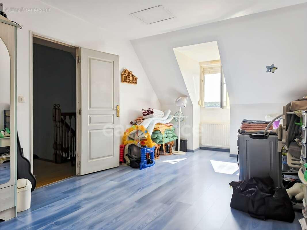 Maison familiale de 4 chambres sur plus de 6 000 m² de terrain à Saint-Maixent - photo 19