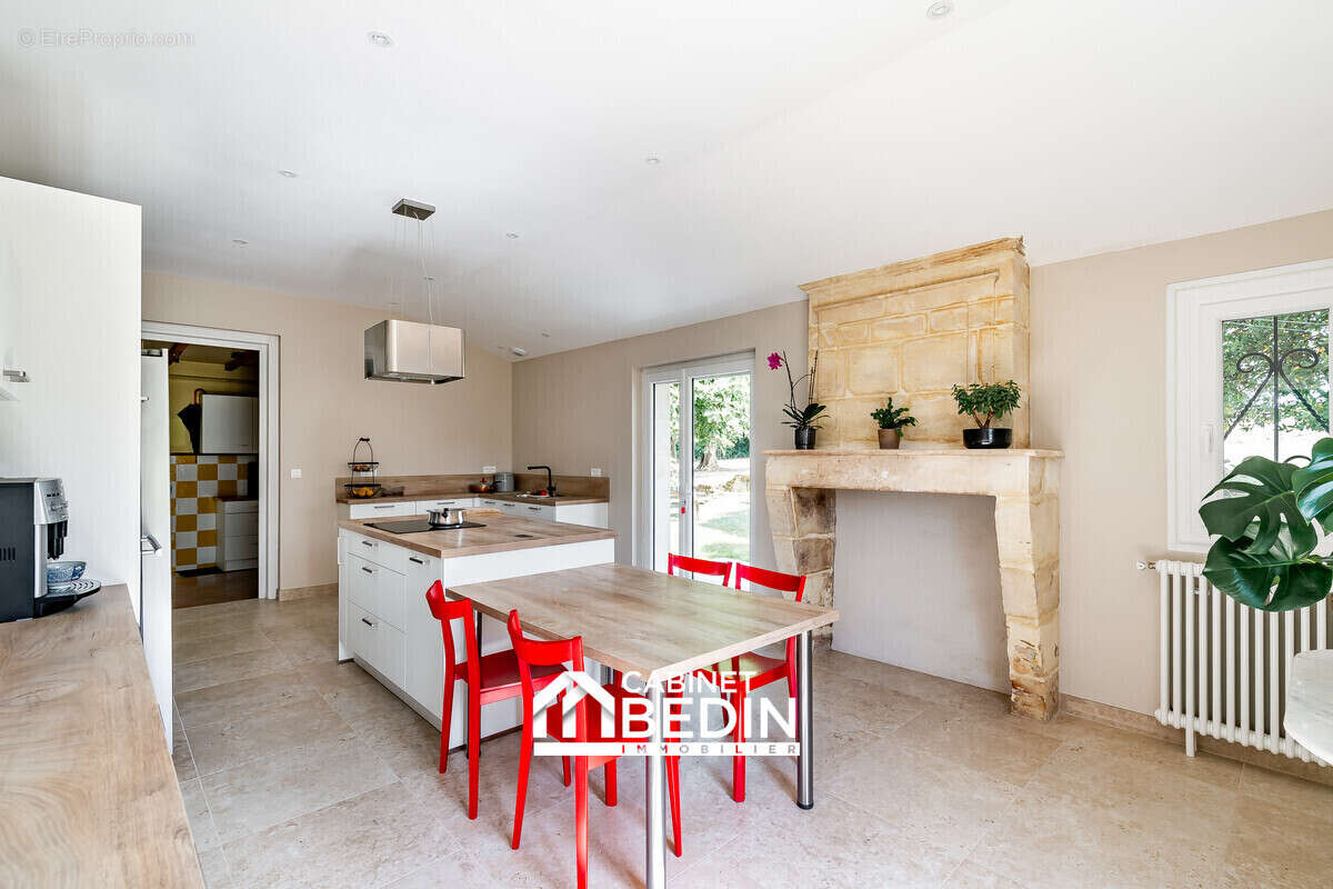 Maison 302 m² à Bourg  - photo 5