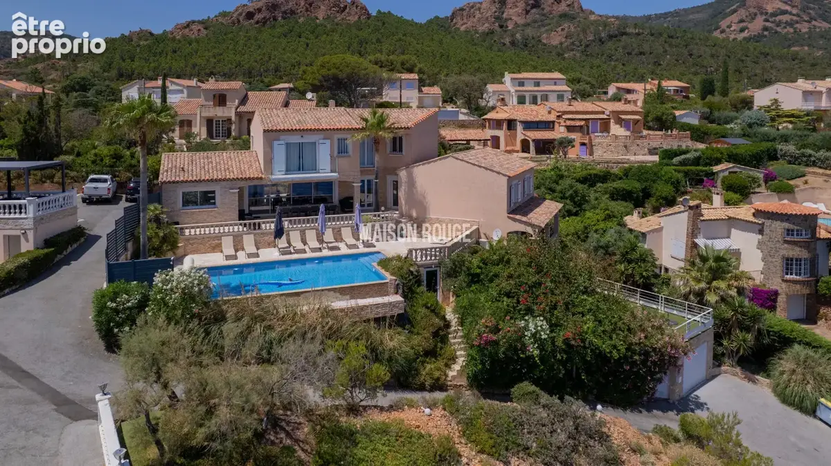 Saint-Raphaël : Villa contemporaine d'exception avec vue mer panoramique et piscine à débordement » - photo 9