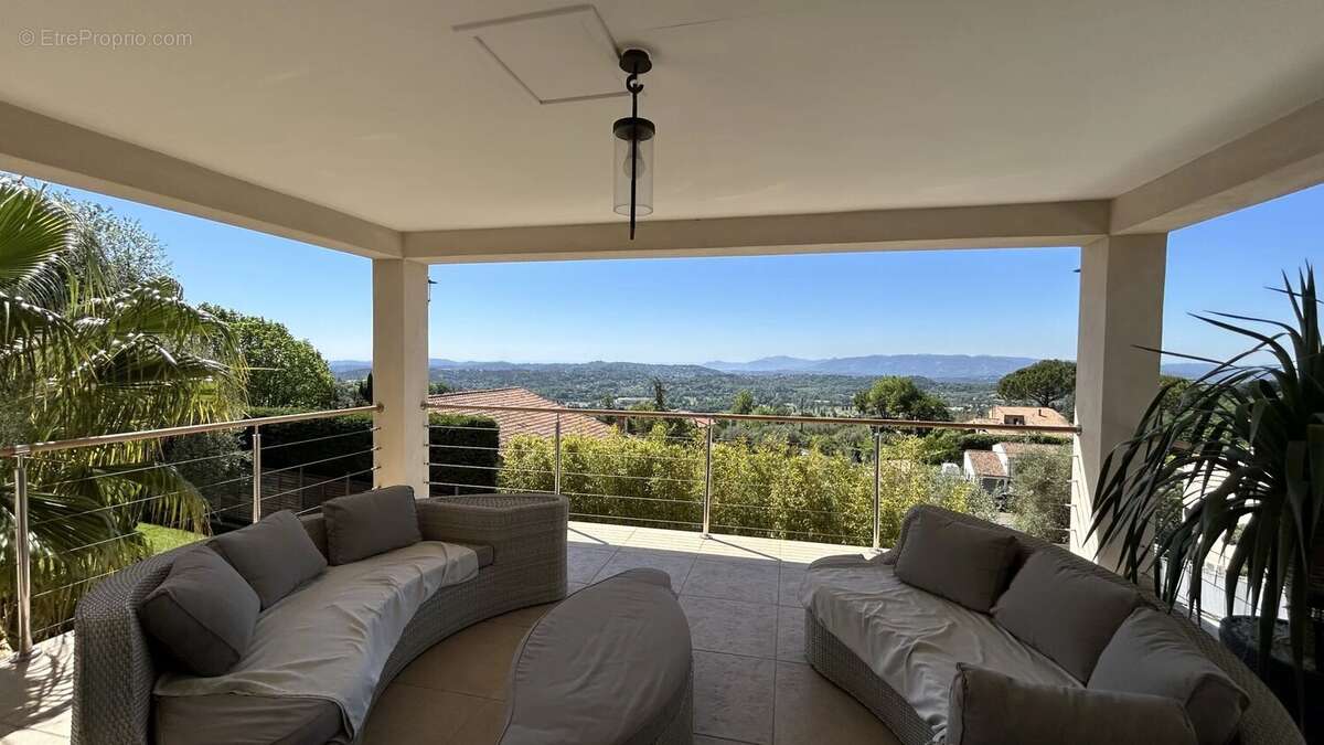 Maison à CHATEAUNEUF-GRASSE