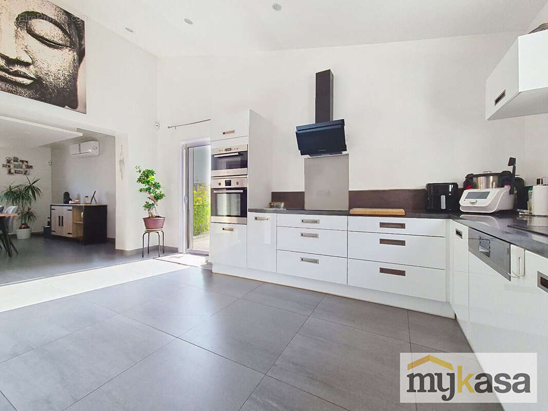 Maison à SAINT-MITRE-LES-REMPARTS