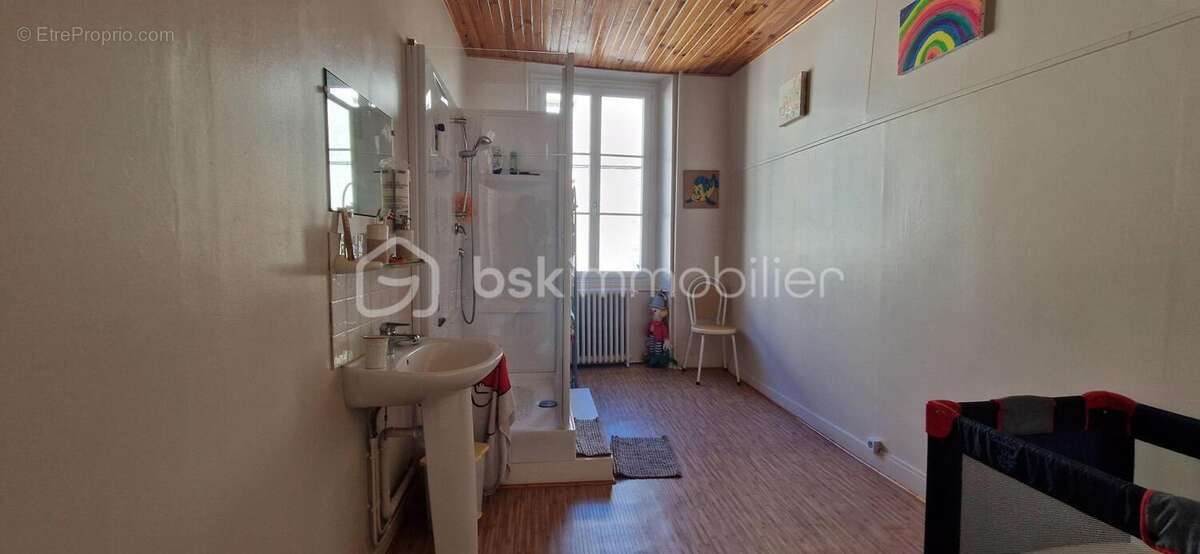 Maison chaleureuse de 211 m² avec ancien atelier de 180 m² au cœur de Couhé - photo 10