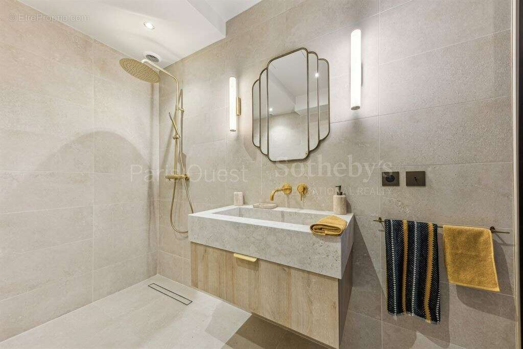 Appartement à PARIS-8E