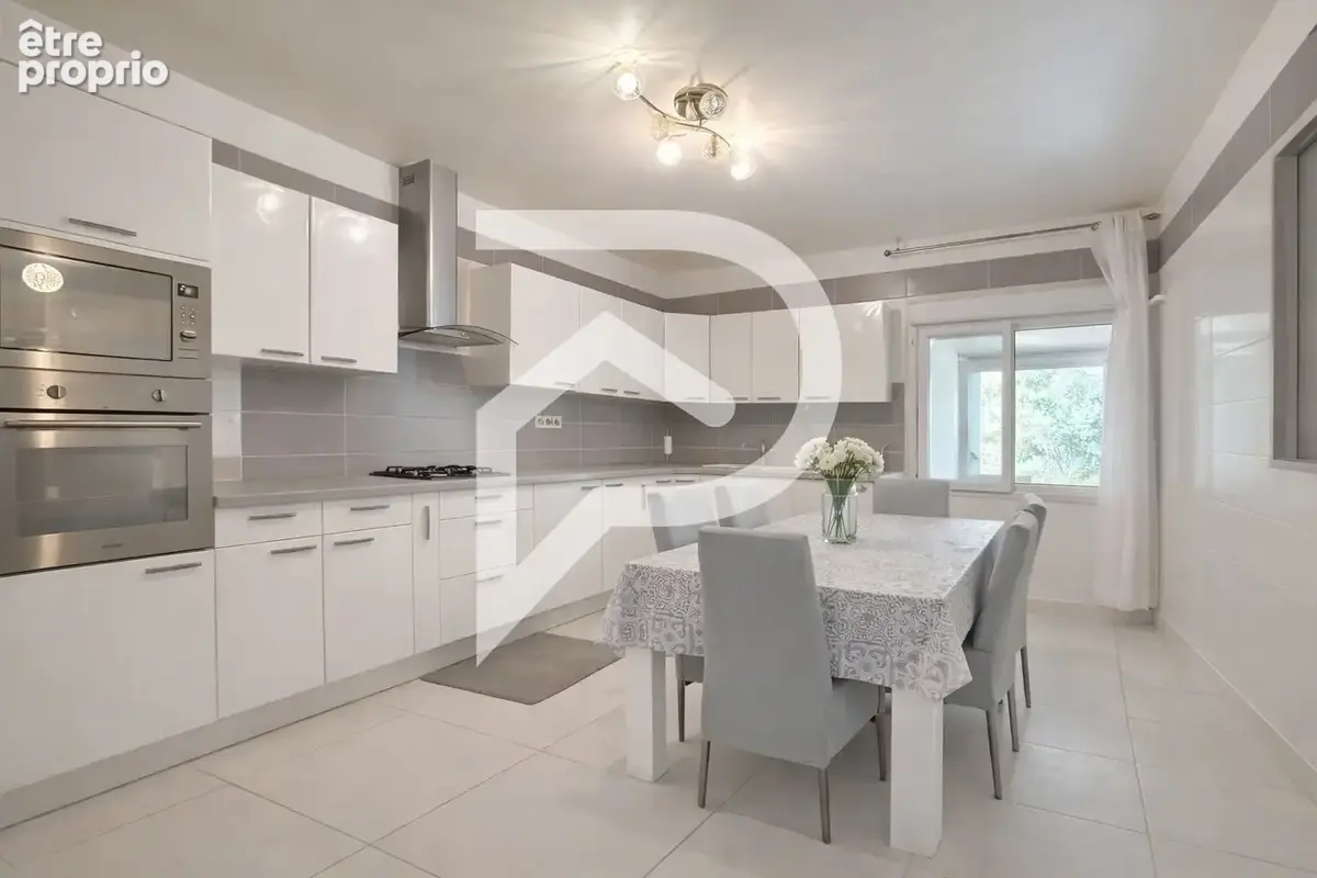 Maison de 200 M2 de plain pied sur 3240 M2 de terrain. - photo 3