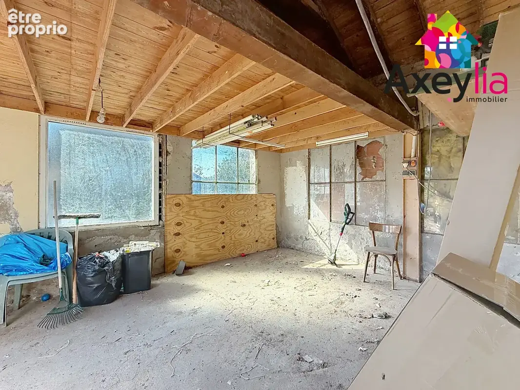 A vendre - commelle-vernay - maison en partie rénovée avec trois chambres, bureau, terrasse, dépendance aménag - photo 15
