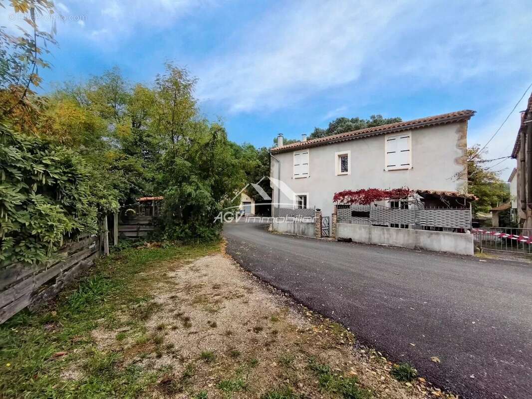 Maison à SAINT-JULIEN-LES-ROSIERS