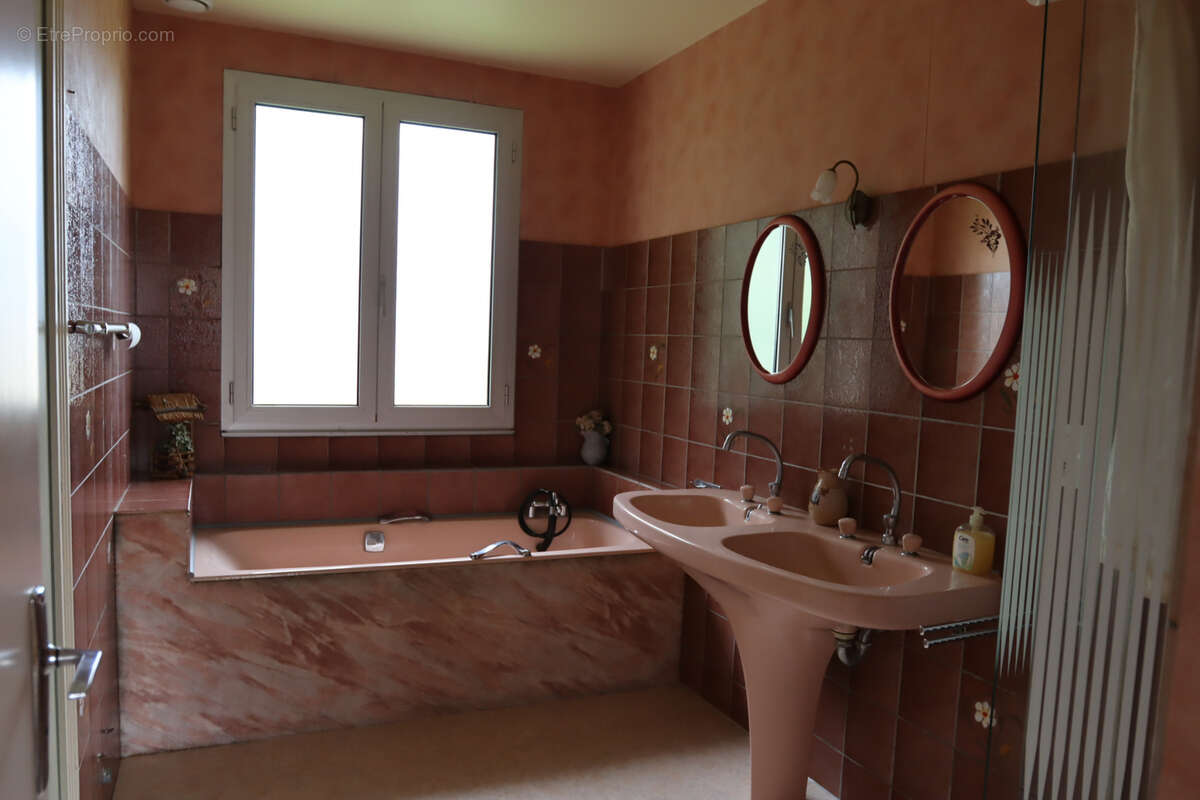 Maison à AINAY-LE-CHATEAU