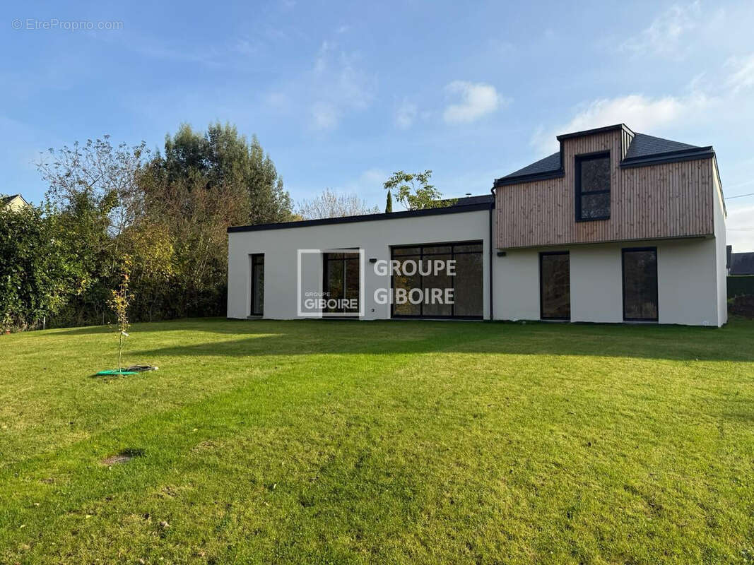 À VENDRE - AGENCE GIBOIRE - sur la commune de La Chapelle Des Fougeretz - Maison neuve d'environ 118 m² et 130m² au sol - photo 3