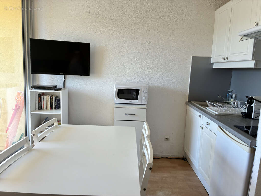 GRUISSAN, RIVE DROITE, Appartement meublé de type studio cabine avec terrasse + place de parking privative - photo 4