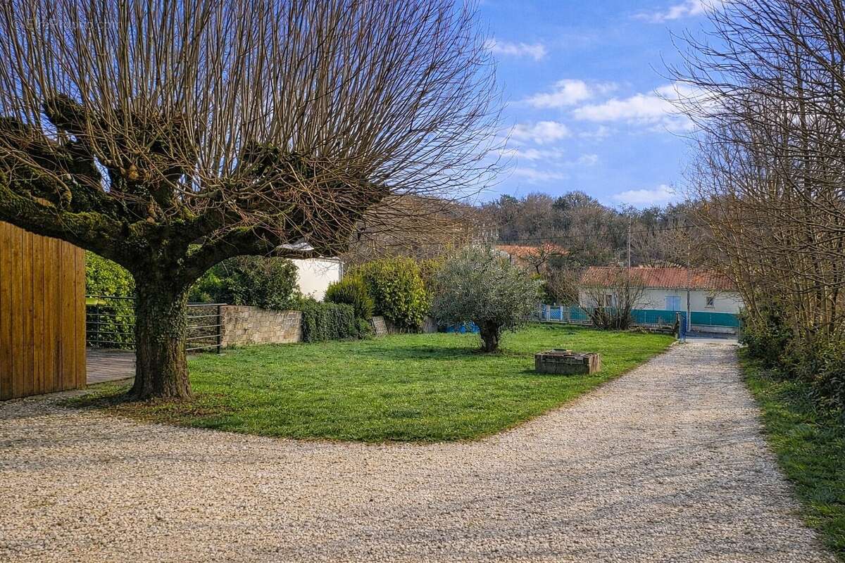 Maison à RUELLE-SUR-TOUVRE