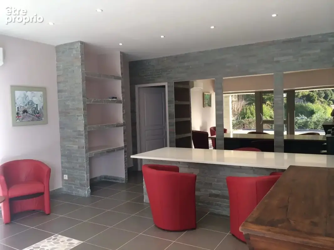 Terrain constructible de 3517 m² Bord de route comprenant 417 m² de locaux bruts - photo 5