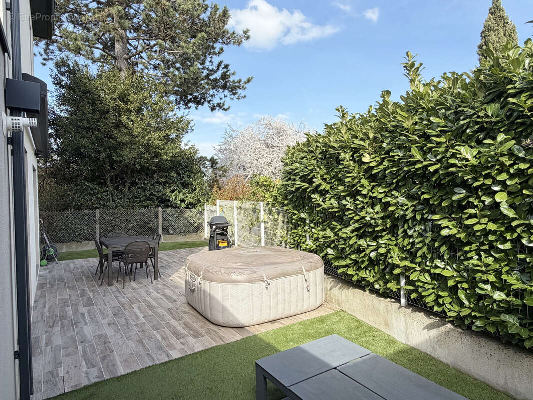 Maison à SAINT-GENIS-LES-OLLIERES