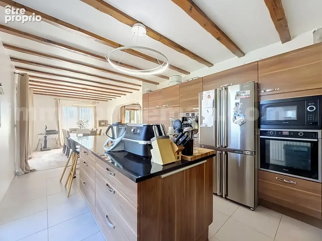 Magnifique_maison_individuelle_Lucinges_calme_frontiere_suisse_geneve_salon_sejour_cuisine_terrain_terrasse_jardin_piscine