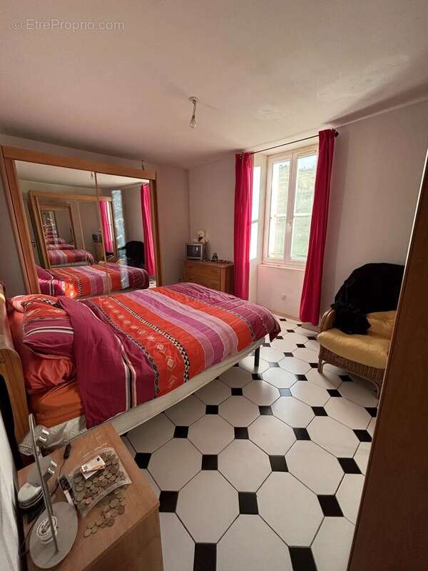Appartement à MEYRANNES