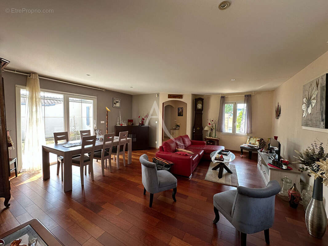 Maison de plain-pied avec garage , Confort et fonctionnalité - photo 3