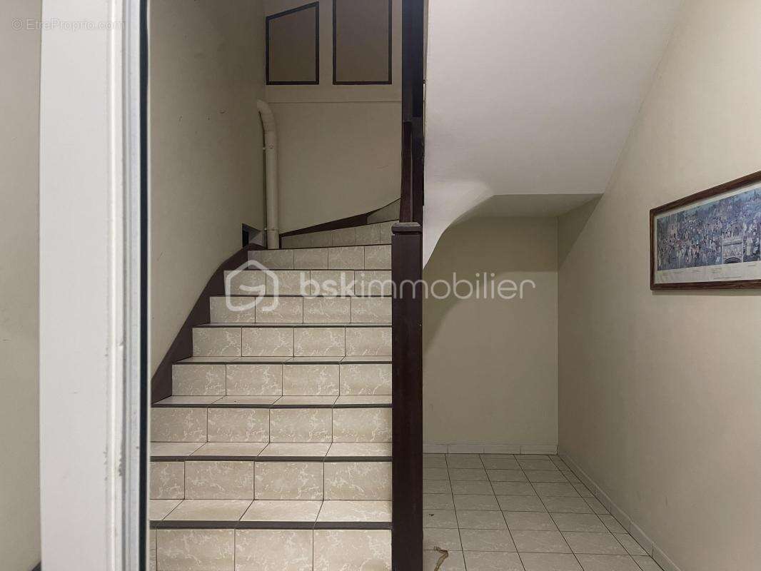 97300 – cayenne centre-ville – immeuble mixte 510 m² – 5 logements loués – locaux professionnels – ascenseur privatif – 4 statio - photo 5