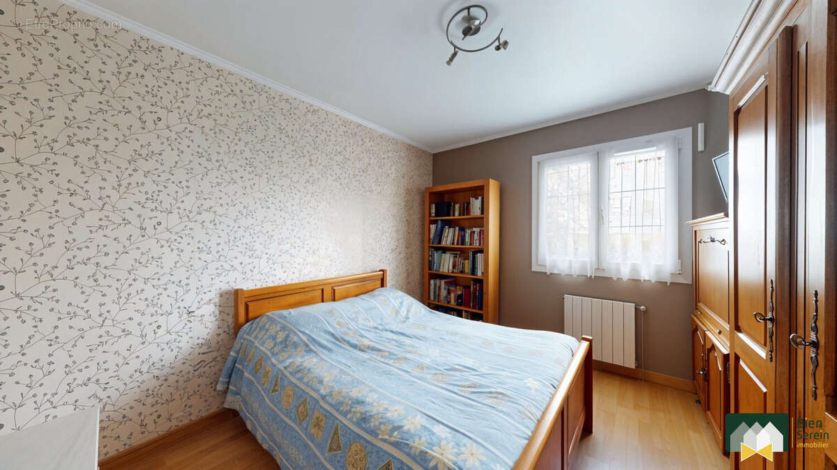 Chambre 2 - Maison à MARVILLE-MOUTIERS-BRULE