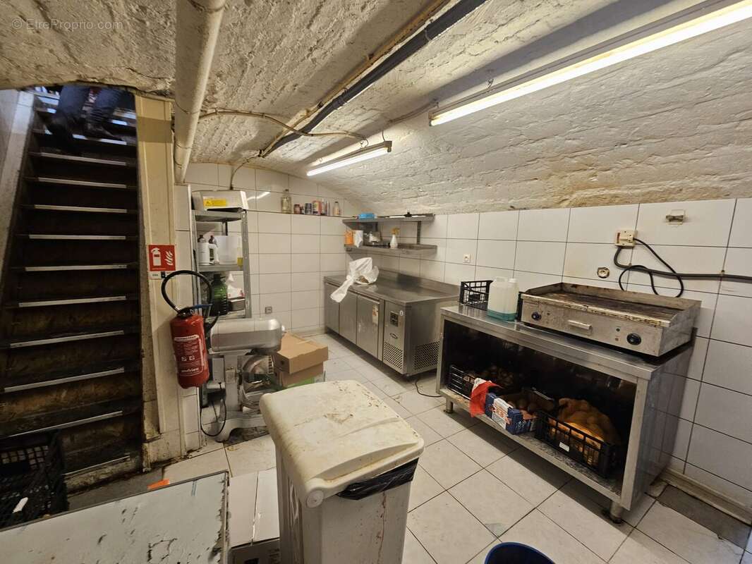 Sous-sol - Autre à PARIS-9E